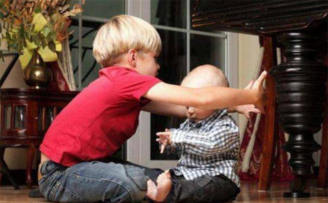 作文|“弟弟一哭，我就忐忑不安”女孩的一篇作文，揭开二胎家庭的伤疤