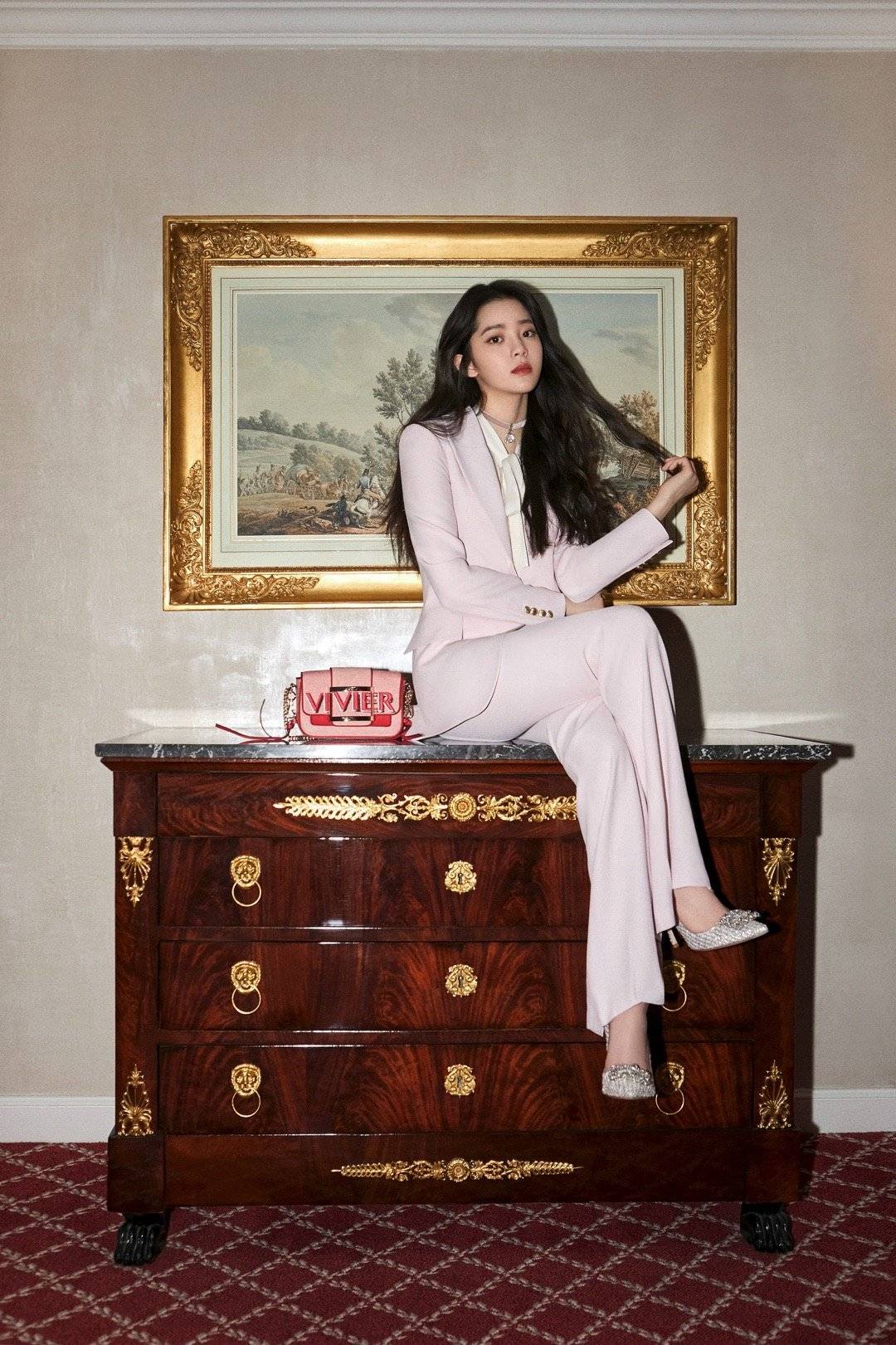 毛衣|“盐甜女孩”欧阳娜娜,针织开衫美出新高度,时尚表现力00后少见