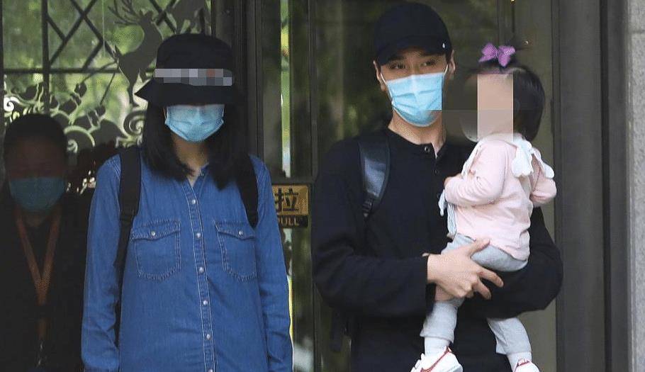 上衣|42岁高圆圆疑怀二胎？腹部隆起不停伸手抚摸，孕期产品曾意外入镜