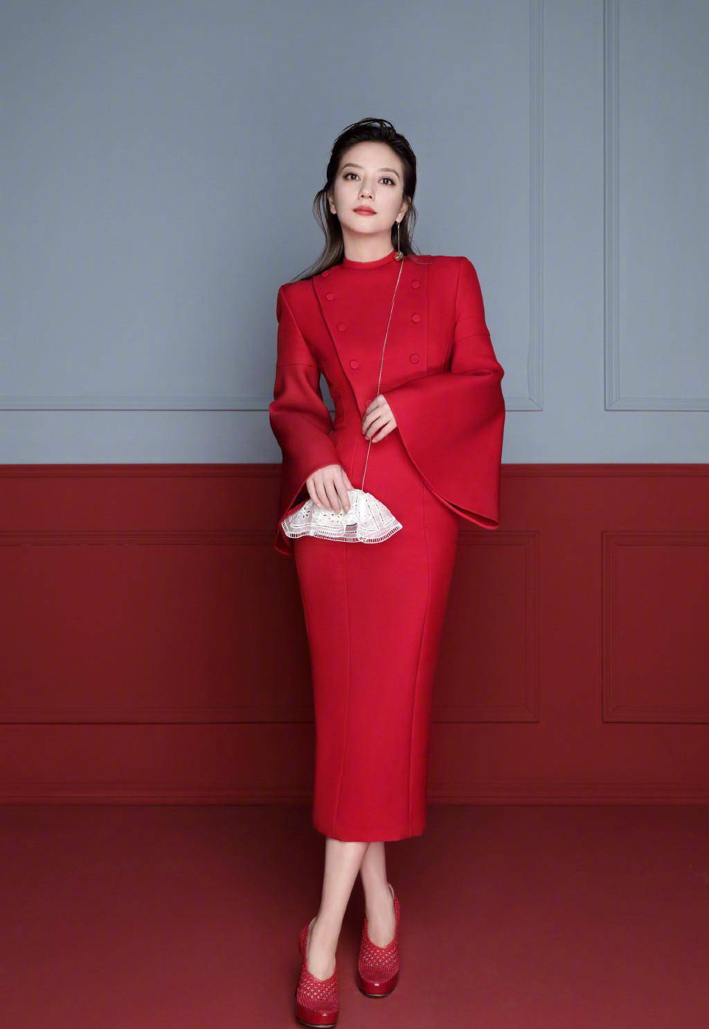 赵薇|赵薇躲过胖腰没躲过胖脸,红毯上穿披肩裙知性优雅,仍然惊艳众人