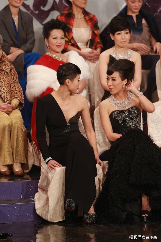胡杏儿|胡杏儿也太敢穿了吧！生了3娃穿斜肩连衣裙，一边优雅一边性感