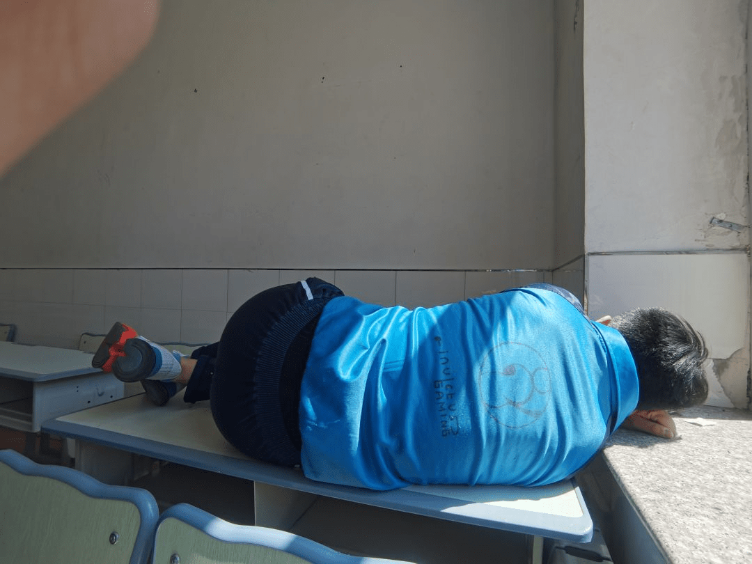 学生上课睡觉大赏,姿势千奇百怪简直"无下限",老师气得直摇头_同学