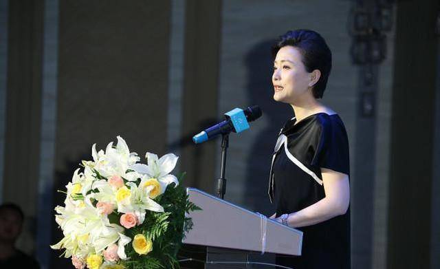 高定|杨澜穿衣优雅又阔气，一身普通小黑裙，她穿也能有种高定感