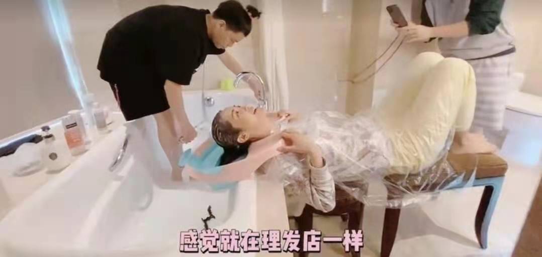 阿Sa家中染发使豪华浴室曝光,空间宽敞如置身酒店