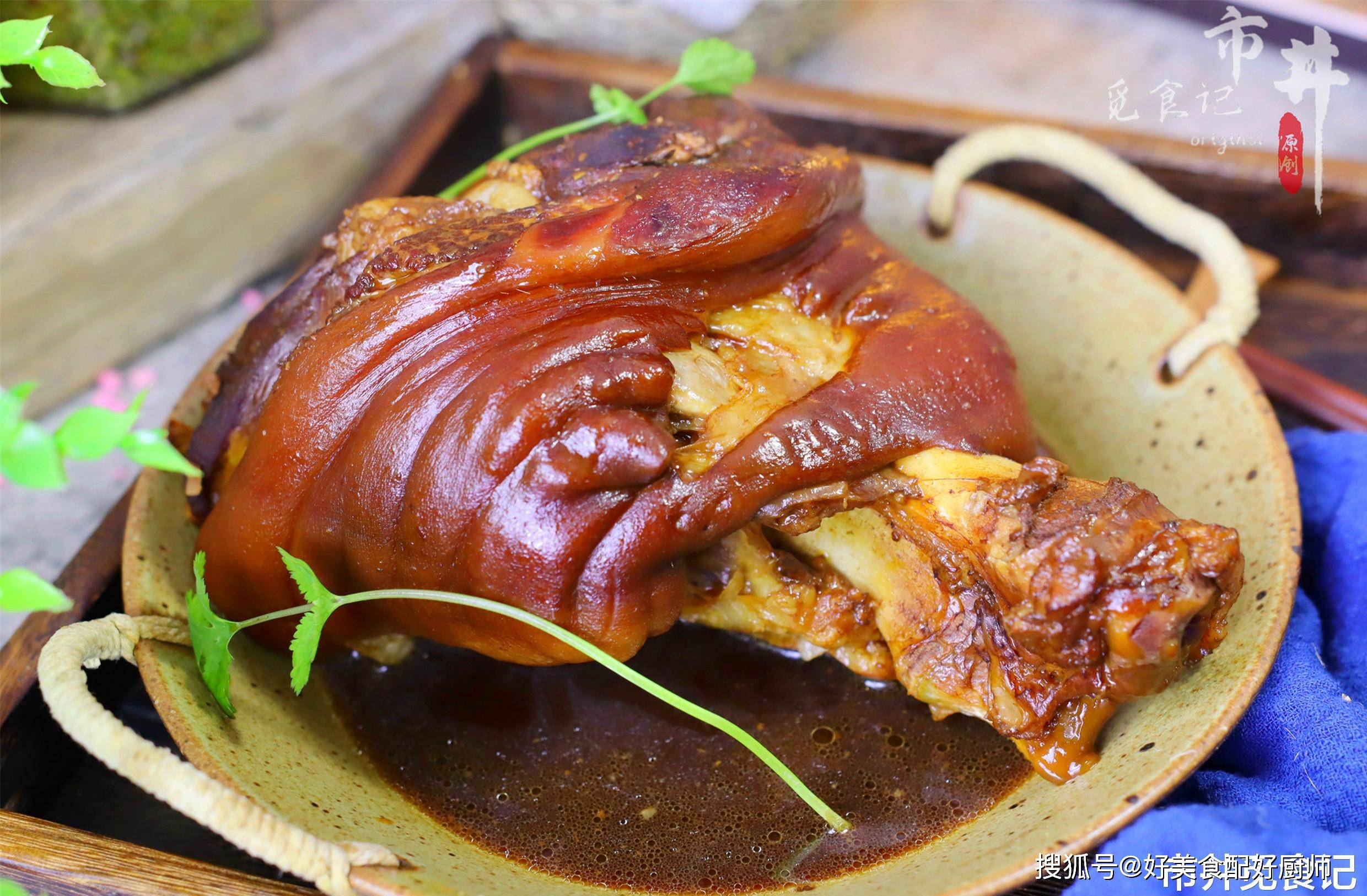 红烧猪肘子4,电饭煲底部放入姜片,小葱,尽量不要留空隙,防止鸡肉粘锅