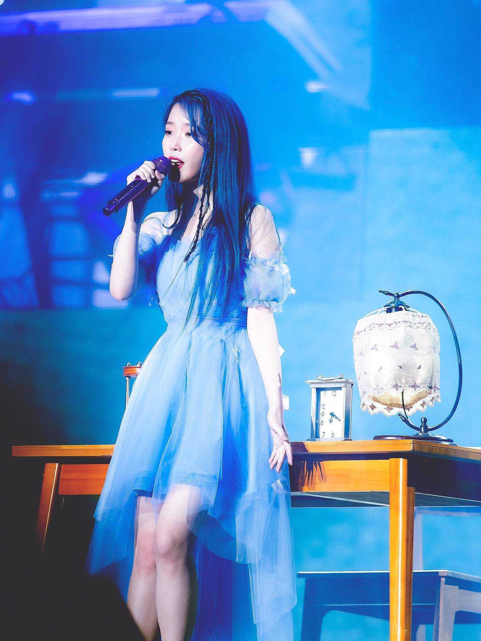 舞台|IU李知恩!“二次元美少女”在人间,蓝发配紫衣,美得清纯可人