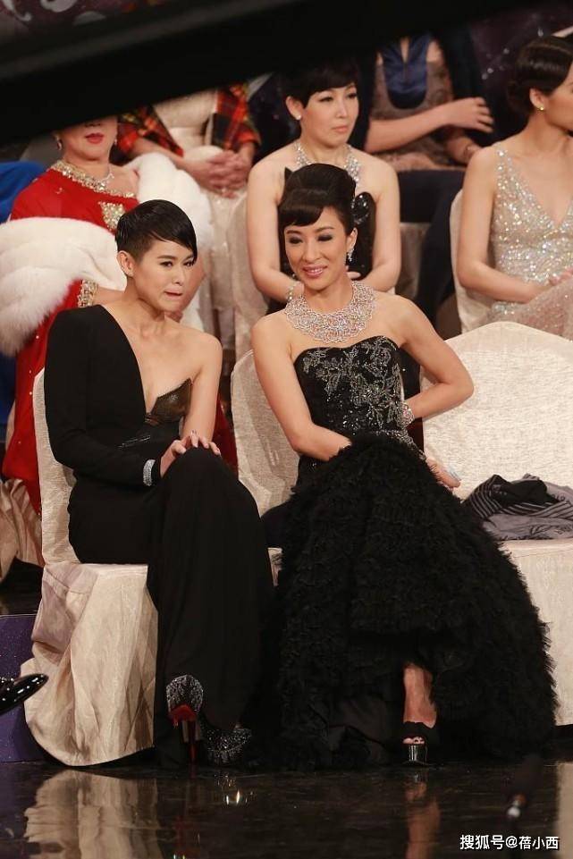 胡杏儿|胡杏儿也太敢穿了吧！生了3娃穿斜肩连衣裙，一边优雅一边性感