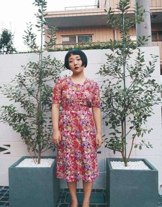 配饰|适合身材微胖的女生，辣目洋子的这些穿搭很是时尚，轻松突出自己