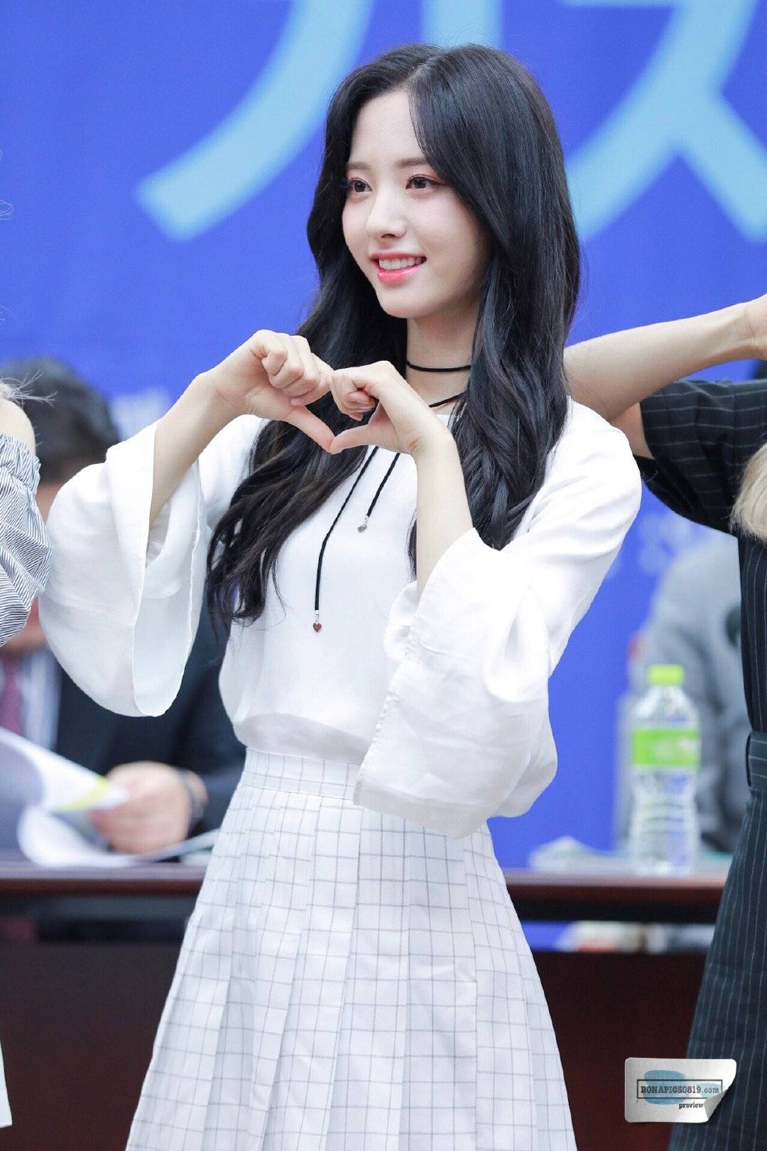 舞台|“宇宙门面”苞娜颜值太绝,泡泡袖格纹衫搭超短热裤,冰激凌少女