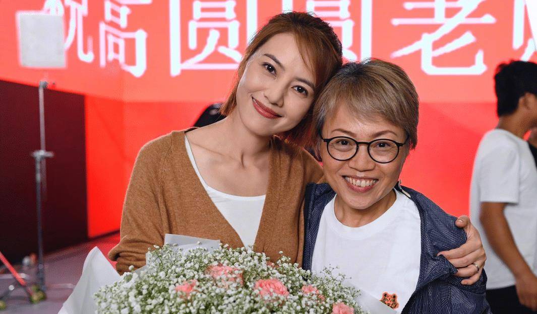 上衣|42岁高圆圆疑怀二胎？腹部隆起不停伸手抚摸，孕期产品曾意外入镜