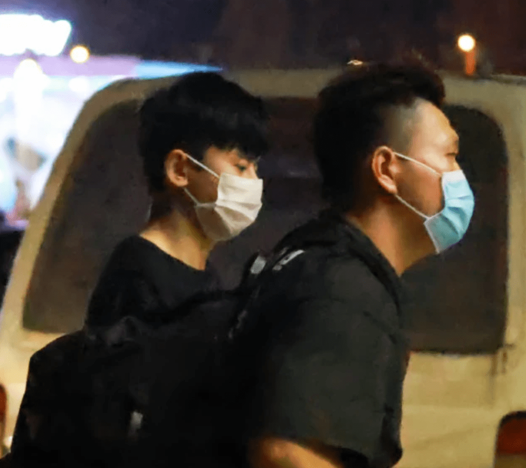 网友|谢娜二胎后复工？张杰现身录《快本》，背谢娜的妈妈包疑引开视线