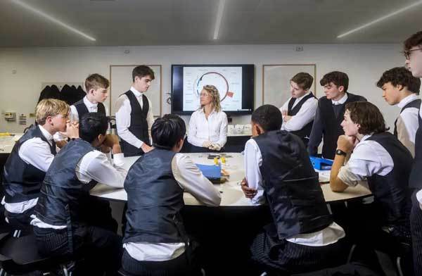 伊顿公学早餐前要穿好制服上课只能带文件夹每天走5公里换教室