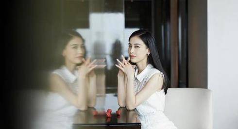 身材|黄圣依不愧是豪门阔太太，蕾丝镂空连衣裙，尽显优雅高贵
