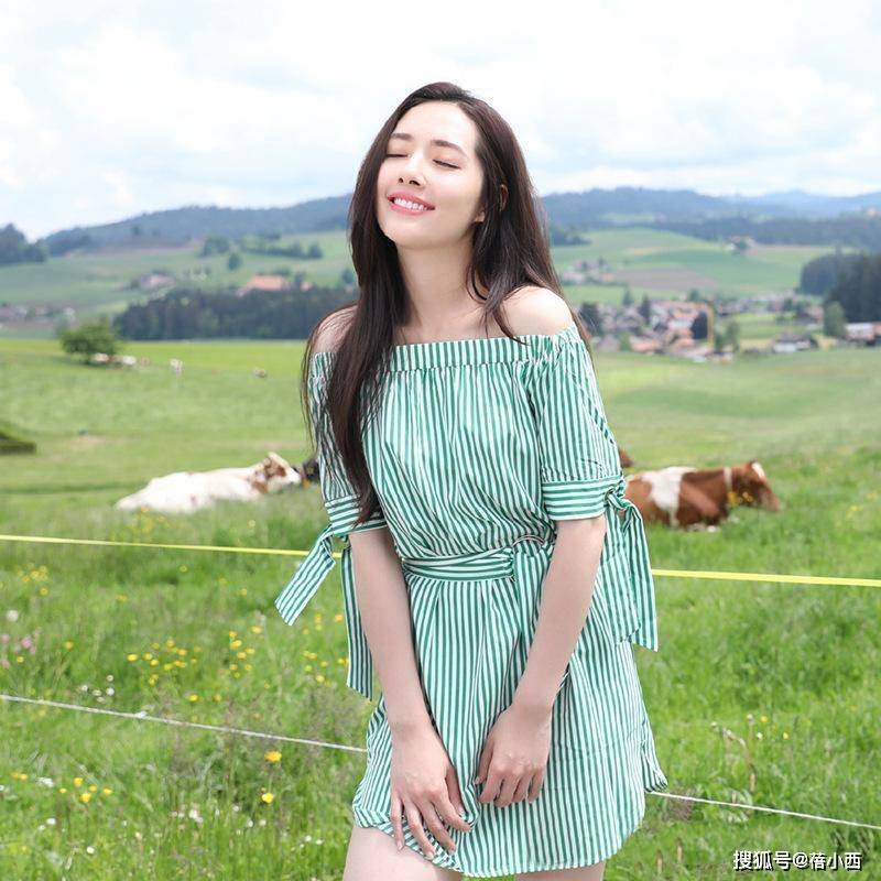 出圈|郭碧婷难怪能嫁入豪门,穿一字肩条纹裙凹造型,就轻松美出圈了