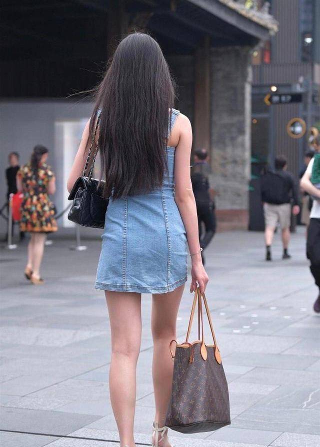 显得|青春靓丽的吊带牛仔裤，款式新颖穿搭舒适，显瘦又显高