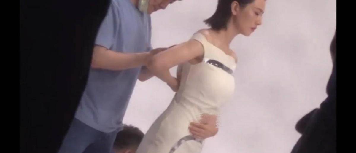 上衣|42岁高圆圆疑怀二胎？腹部隆起不停伸手抚摸，孕期产品曾意外入镜