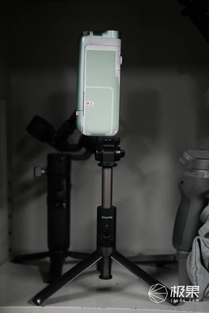 续航|出门要“搬砖”的摄影博主终于解脱了！一机搞定续航防抖两大难题
