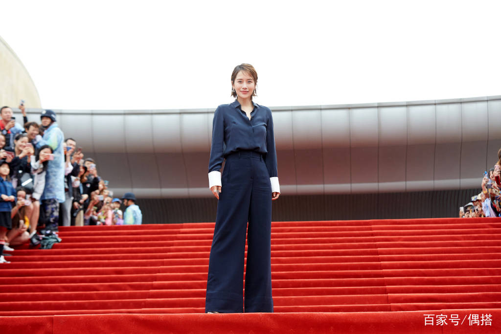 黑色|海清不低调，白衬衫搭黑长裙优雅干练，41岁展现知性女人魅力
