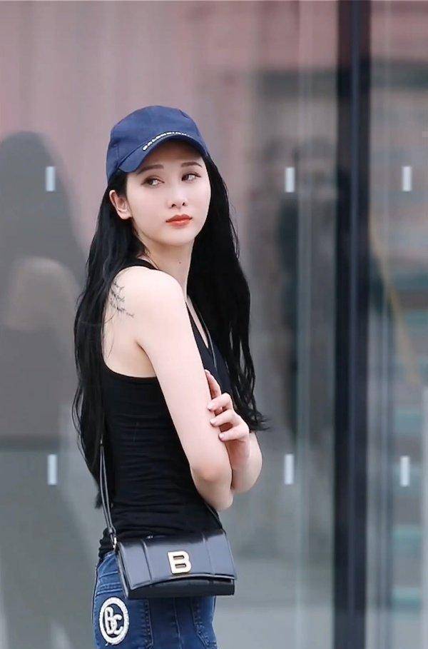 颜色|黑色长款连衣裙，褶皱设计显瘦又时尚，宽松裙摆包容度更高