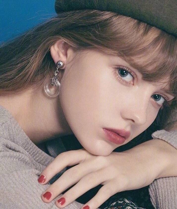 条纹|“神仙颜值”的俄罗斯模特，五官宛如精致洋娃娃，私服穿搭超美