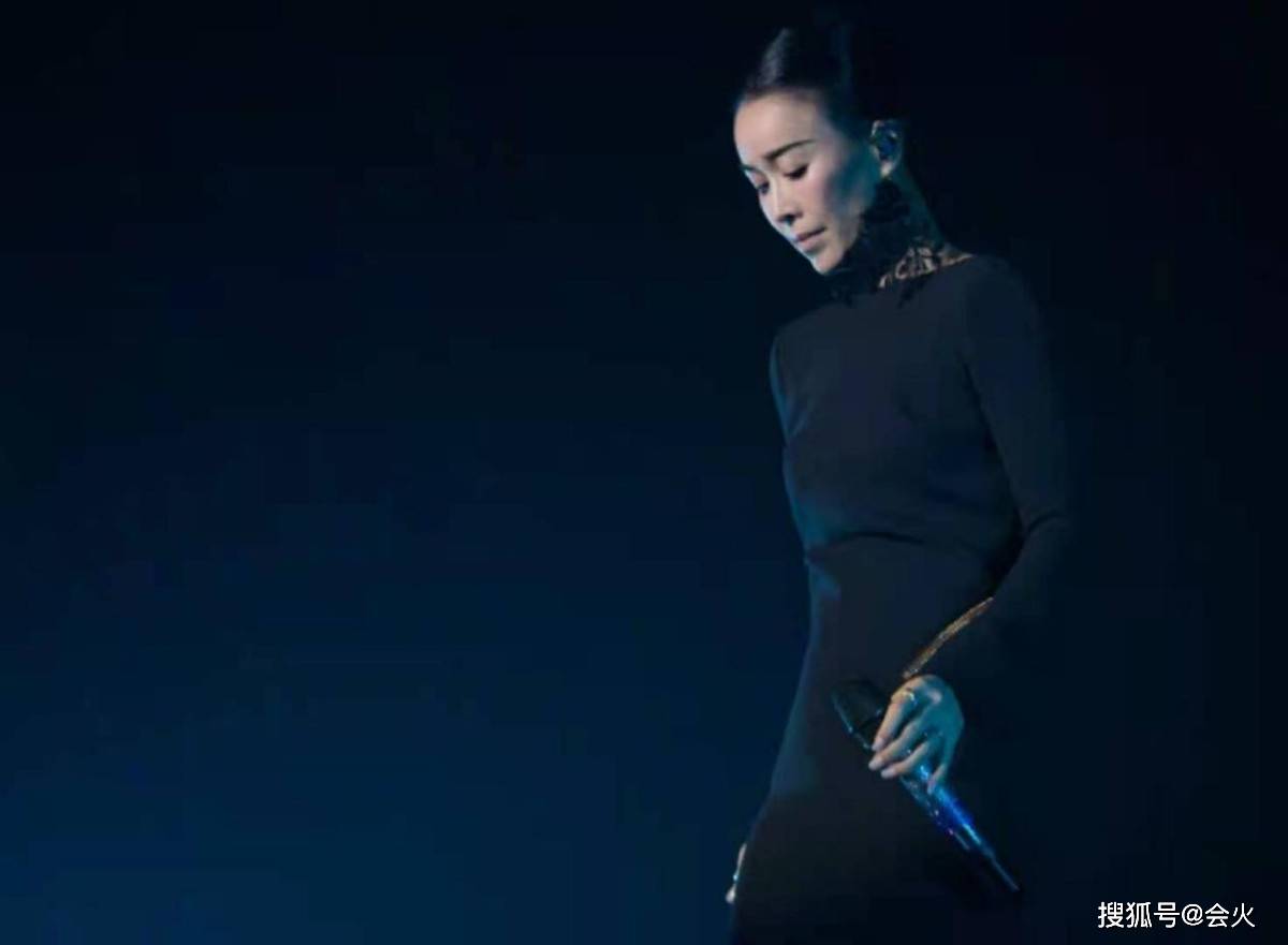友人|那英现身好友高端聚会！单手夹烟姿势霸气，杨坤被美女贴脸靠肩