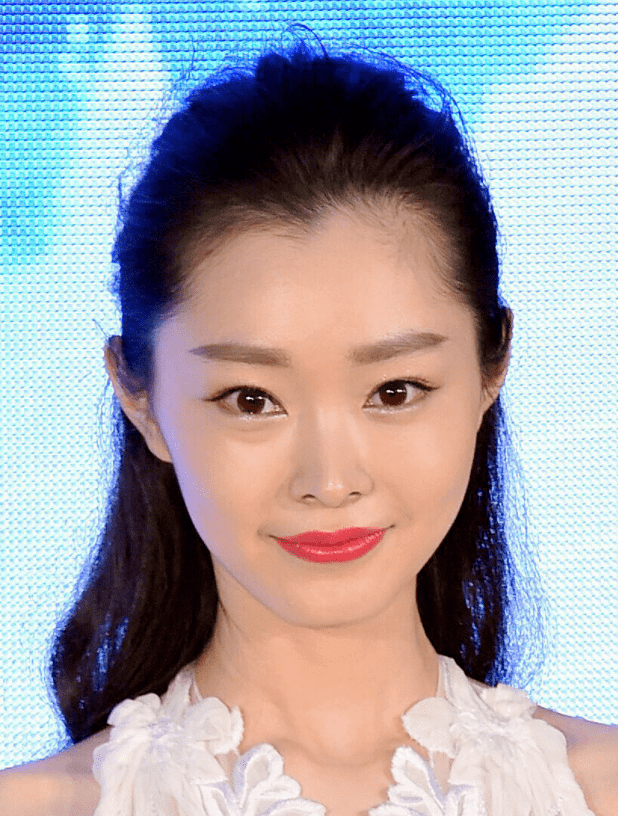 整体|宋轶出演《赘婿》女主角翻红,身穿一袭白色吊带裙亮相,高贵优雅