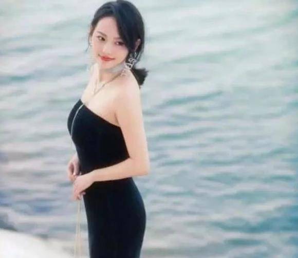 她出道12年无绯闻,每年零花钱上亿,如今被老公宠成公主!_张嘉倪