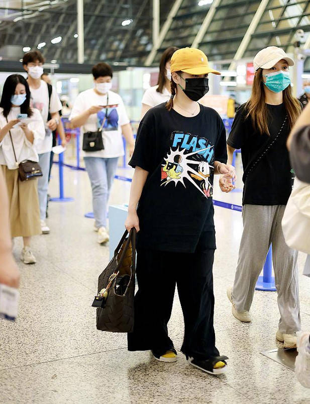 黑色|阿娇终于变回“瘦美人”，穿T恤戴小黄帽，40岁扎麻花辫像小姑娘