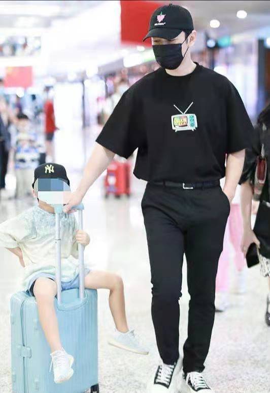 身材|黄晓明机场溜娃,瘦不少变奶爸小生真清爽,4岁儿子眉眼随妈秀气