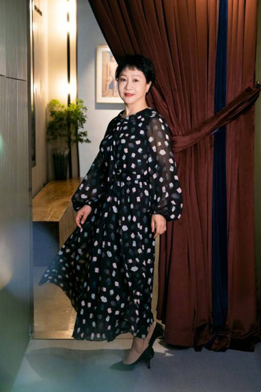 设计|杨紫妈妈有多潮？穿波点裙出镜气质不输明星，杨紫直接喊“贵妇”