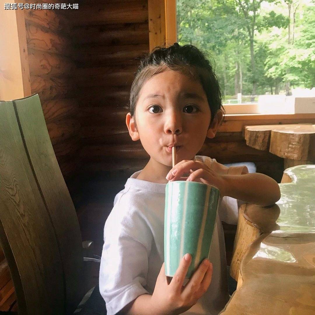 眼睛|精致得像娃娃?软萌可爱被无数人当头像,造型打扮更是镜头感十足