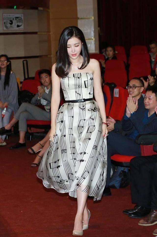 展现|田朴珺才是“商圈女神”，一袭黑白抹胸礼服精致时髦，干练高挑