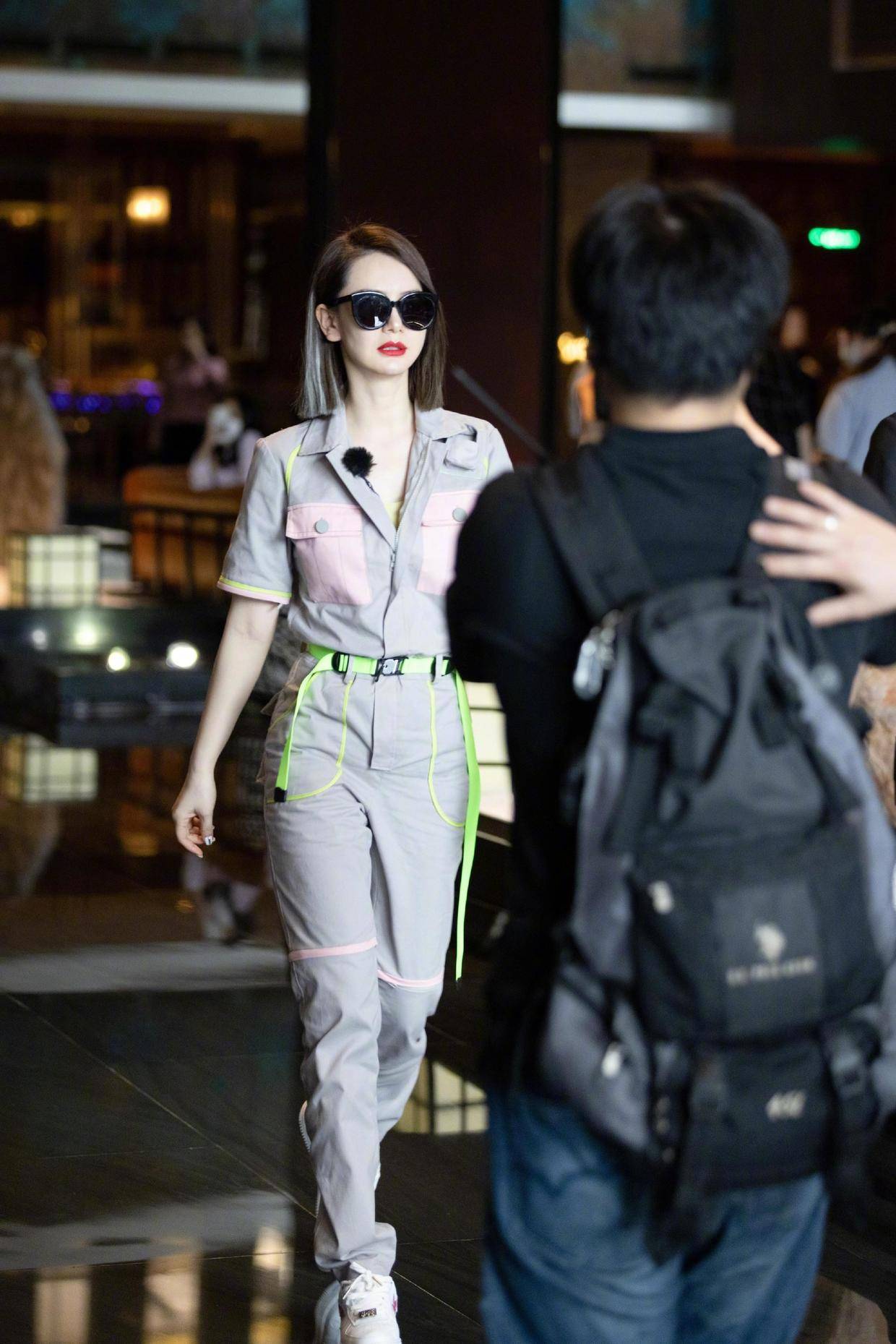 戚薇|戚薇真是个“?时髦精”,一身灰色工装风套装潇洒帅气,利落干练