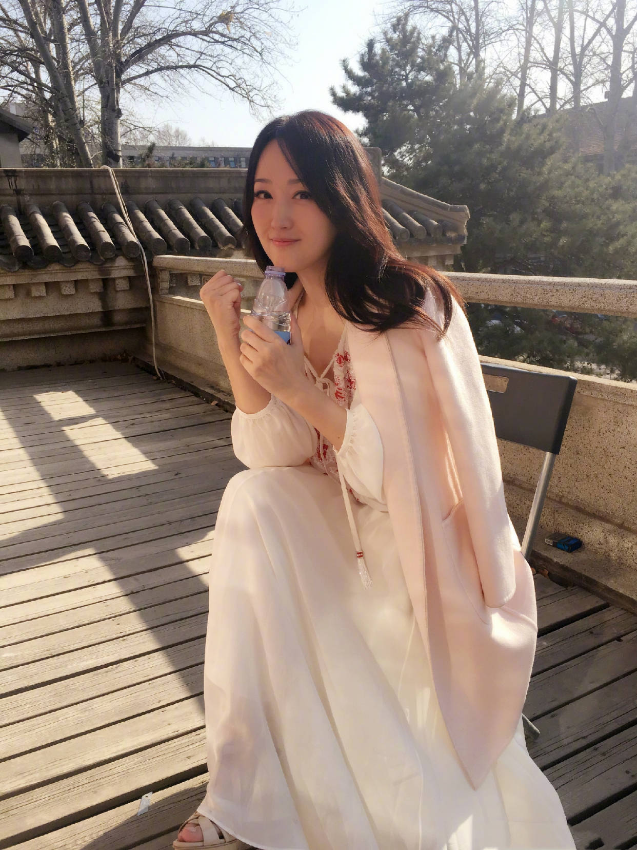 保养|杨钰莹为扮嫩豁出去了，白色碎花裙配粉色大衣，越看越像高中生