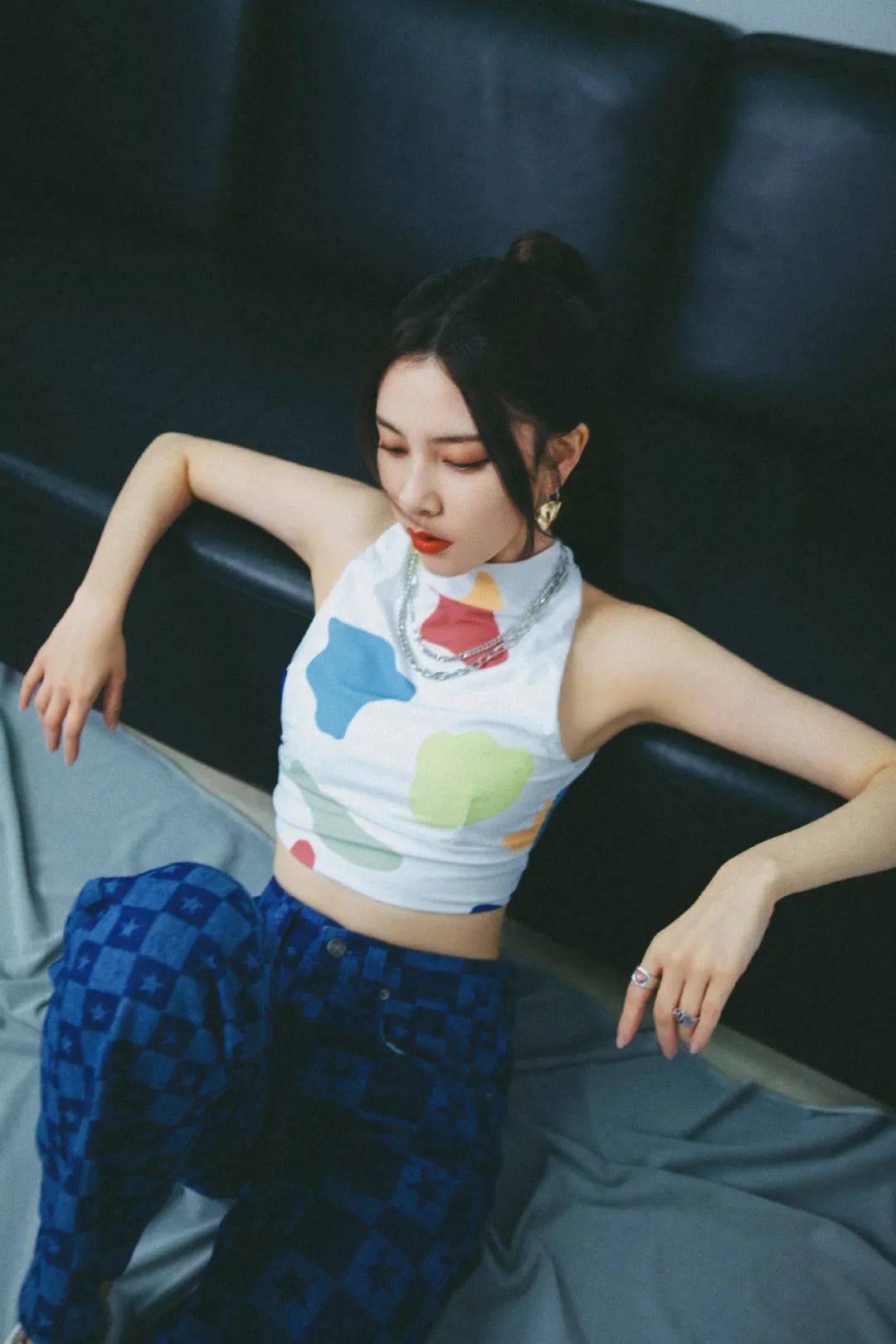 对比|初伏的夏天，选择白色吊带短背心和蓝色的直筒裤，清新还有小蛮腰的展现