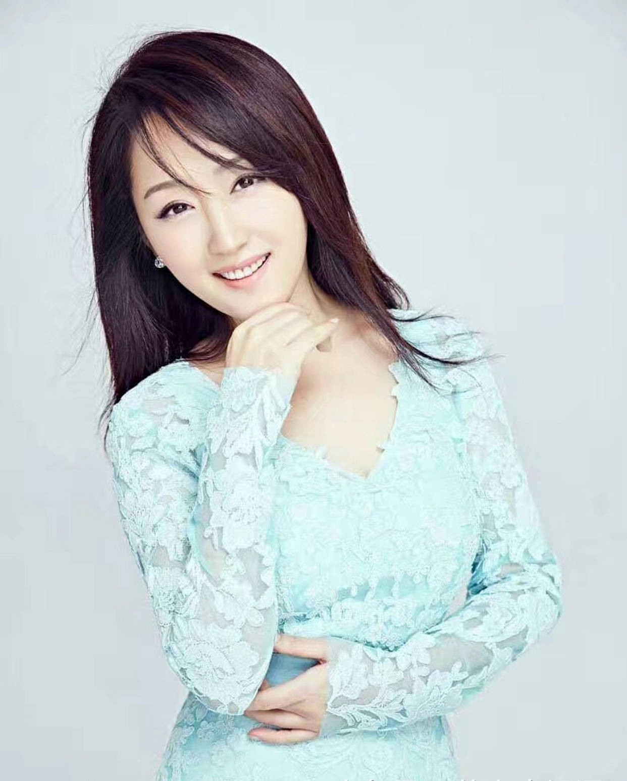 一身|杨钰莹离开美颜好真实，穿一身蕾丝装也不显嫩，终于有了中年味道