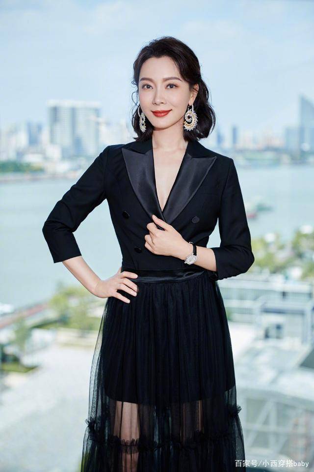 黑色|齐肩短发的陈数，穿黑色西装配网纱裙出席活动，9字耳环好别致！