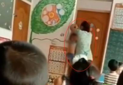 家长|良心不痛吗？幼师把孩童“吊”起，双脚悬空摇摆，全班娃默默看着