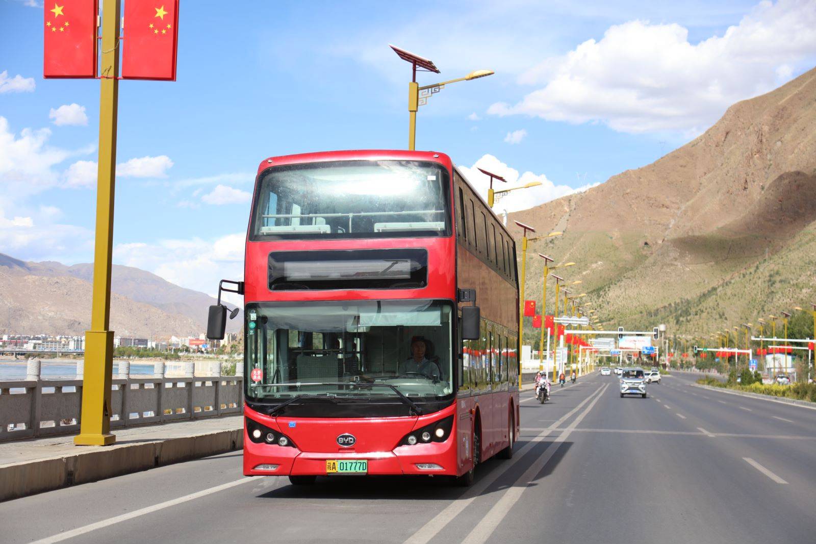 雪域高原西藏拉萨的双层公交车