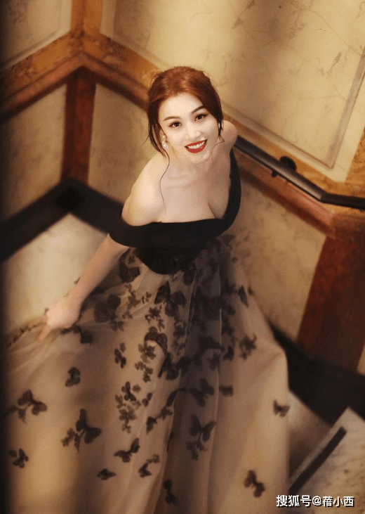 显得|葛天的“挤挤身材”真馋人，穿露肩连衣裙气质高贵，美出国际范
