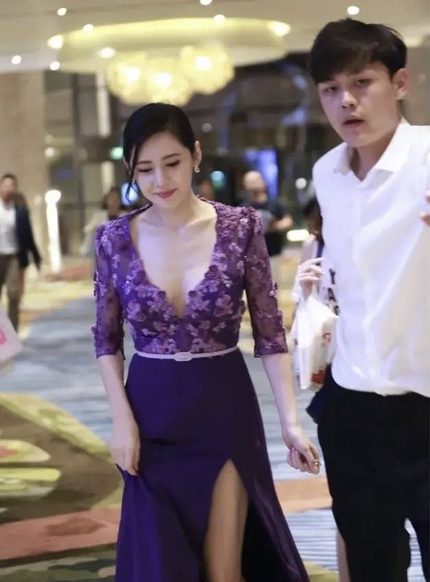 大腿|秋瓷炫深V开叉长裙大秀事业线,网友不解于晓光出轨,家花不香吗