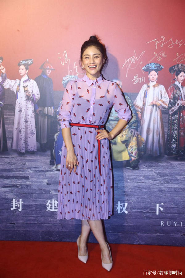 显得|太羡慕沙溢了，胡可真的很年轻，穿粉色少女裙优雅又甜美