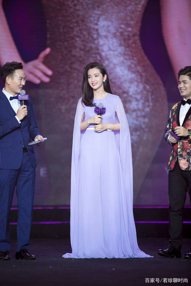 垫肩|果然女人越长越可爱，李冰冰都奔五了，穿的裙子更嫩了