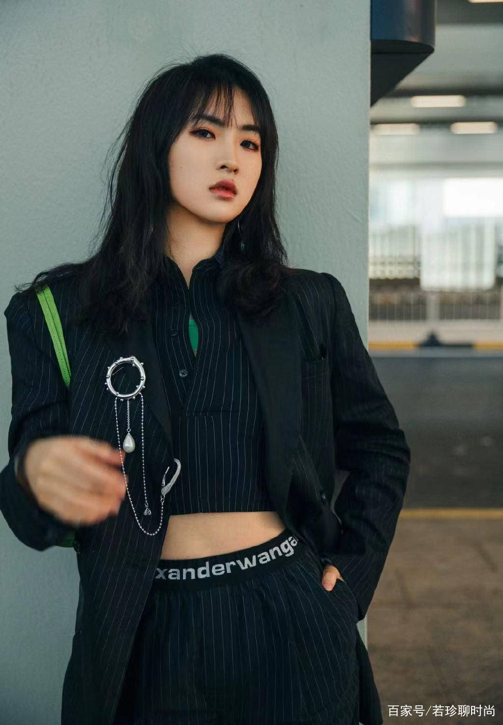 服装|姚安娜对自己的身材太自信了，穿露脐装秀小蛮腰，气场好高级
