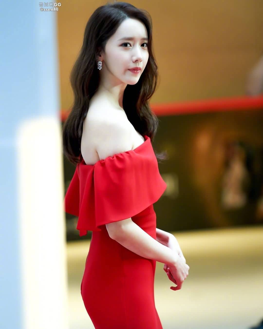 仙女|林允儿4组造型惊艳红毯，行走仙女海报，可甜可酷，不愧国民女神