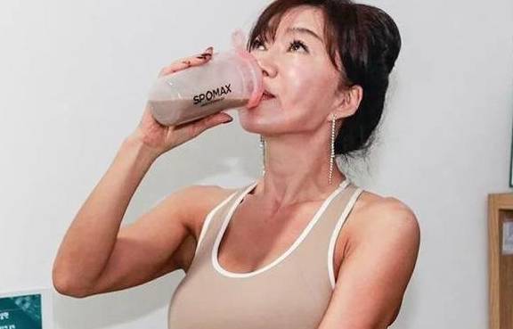 年过60岁的阿姨跟儿子登上杂志，看着太年轻了，真实情况如何？