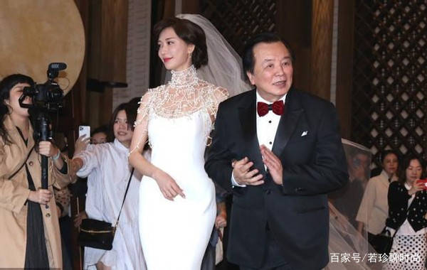 鱼尾|林志玲不愧是结婚了的女人，穿黑裙更迷人了，曲线窈窕让人羡慕
