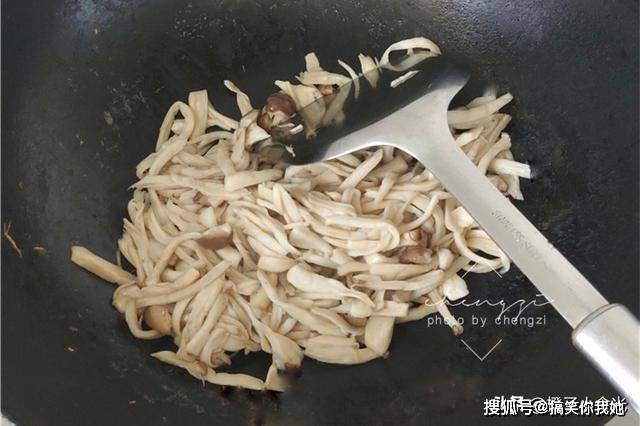 炒杏鲍菇要不要过油 69c3b6ea396e443fb68dd8e60a7ad901.jpeg