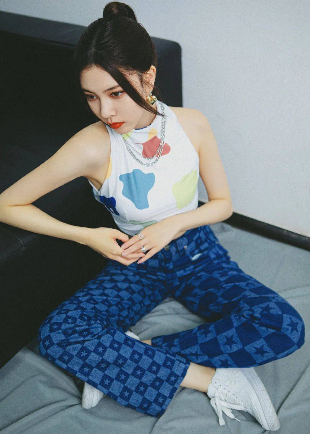 对比|初伏的夏天，选择白色吊带短背心和蓝色的直筒裤，清新还有小蛮腰的展现