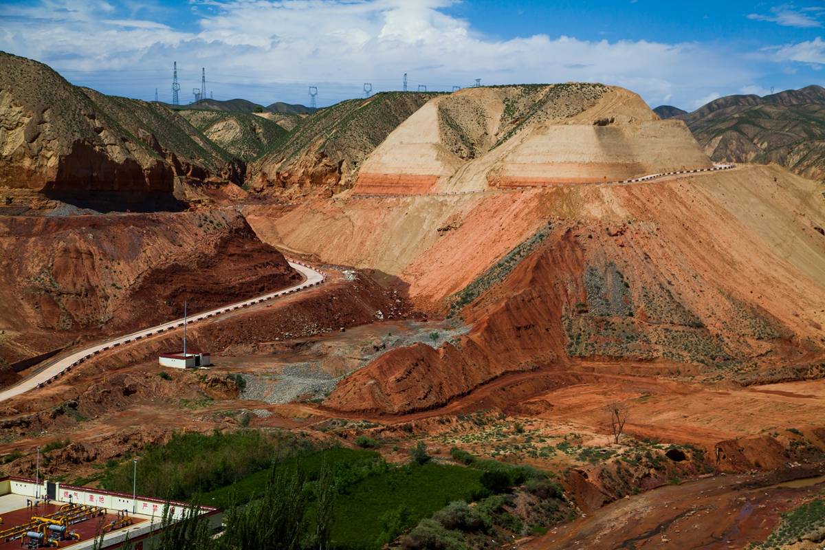部,青藏高原东北部,地处湟水及三条支流的交汇处,取"西陲安宁"之意
